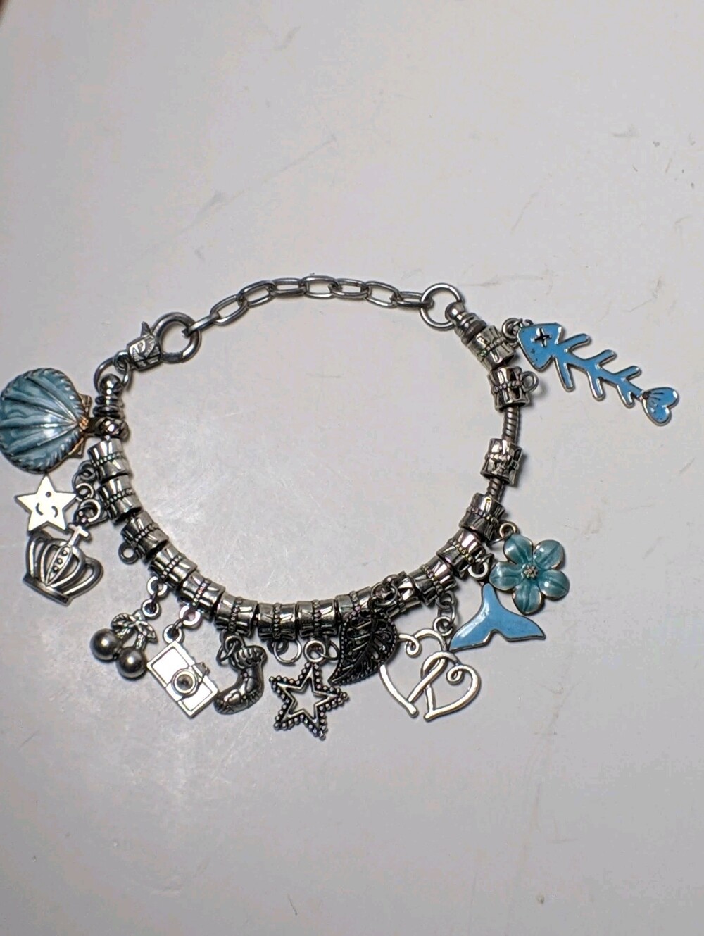 Unbranded Barrel Style Charm Bracelet w/12 Charms 8.5"